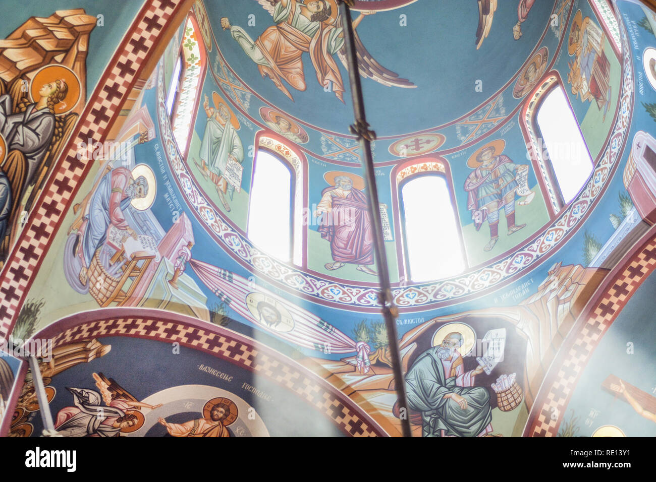 Nis, Serbien - Juli 14, 2018 Orthodoxe Kirche und Kunst Fresken. Sun light Rey geht durch die Fenster Kuppel der Kirche. Sveti Nikola Kirche Stockfoto