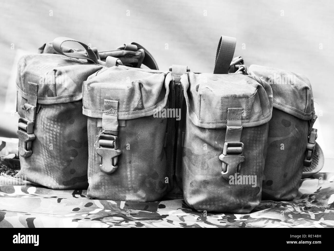 Armee kit Taschen in Schwarz und Weiß Stockfoto