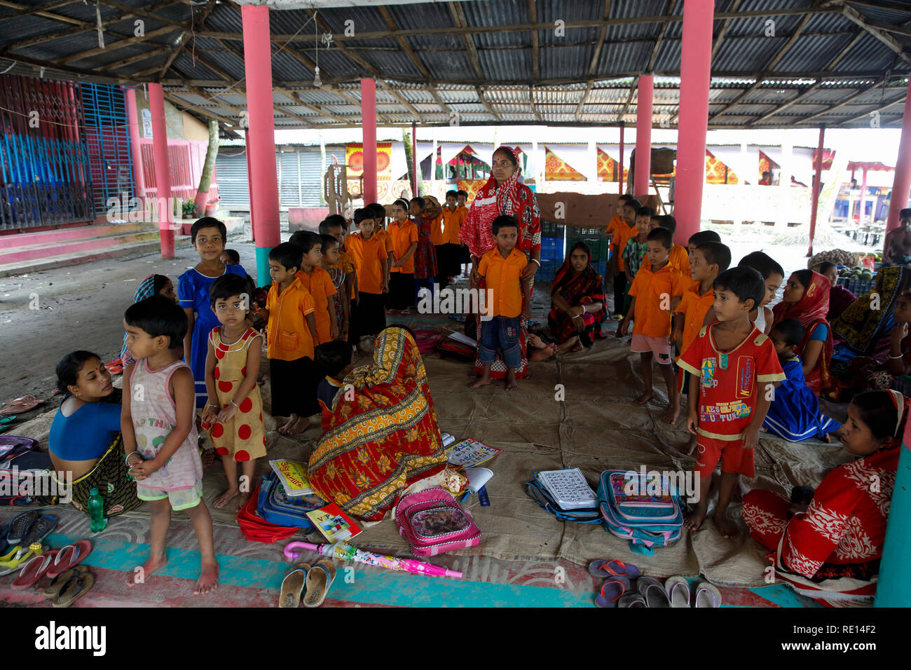 Die Schüler und Schülerinnen lernen ihre Lektion aus dem Lehrer im inneren Tempel, Jhalakathi, Bangladesch. Stockfoto