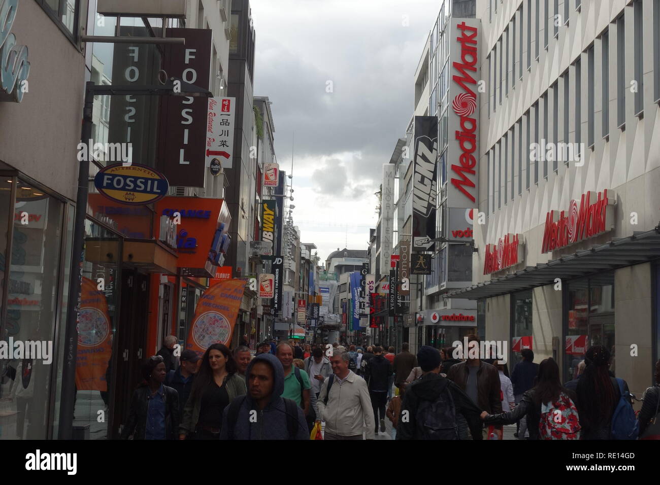 Käufer auf der Hohen Straße, einer belebten Einkaufsstraße in Köln, West Germany. Die Straße ist Teil eines großen benannten Fußgängerzone. Stockfoto