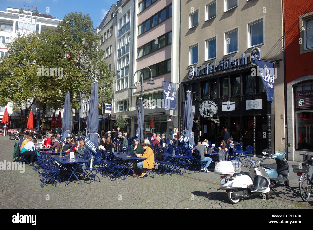 Kunden mit einem Getränk außerhalb der Papa Joe's Biersalon bar im Alten Markt, Köln. Stockfoto