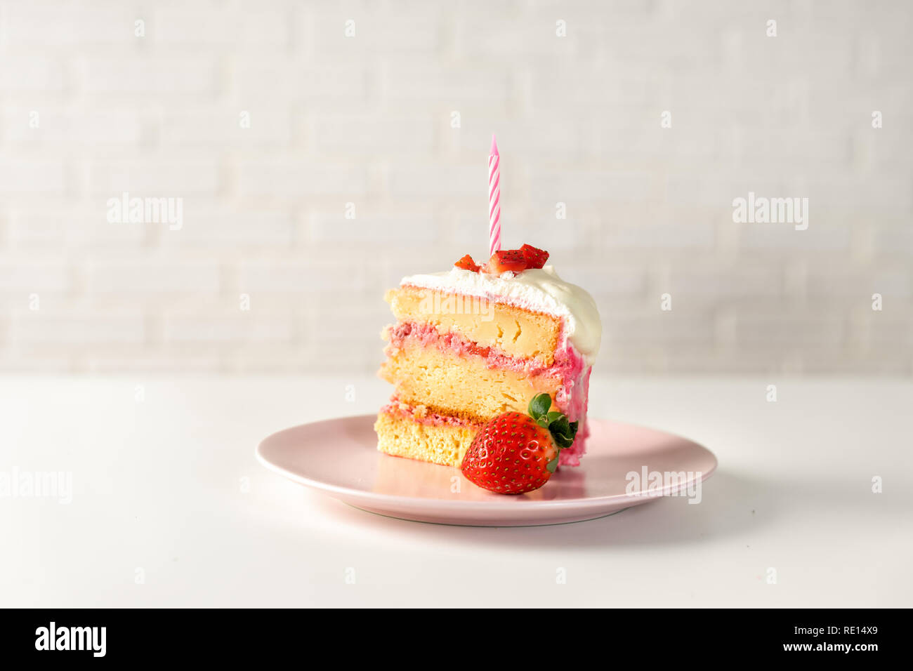 Nahaufnahme von Erdbeerkuchen mit einer Kerze Stockfoto