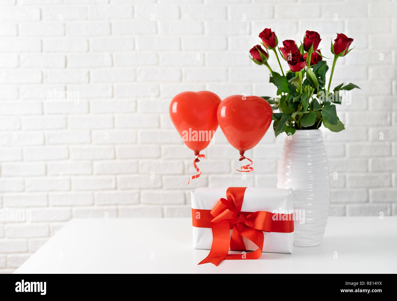 Geschenkbox mit roter Schleife und großen Bogen für Valentines Tag Stockfoto