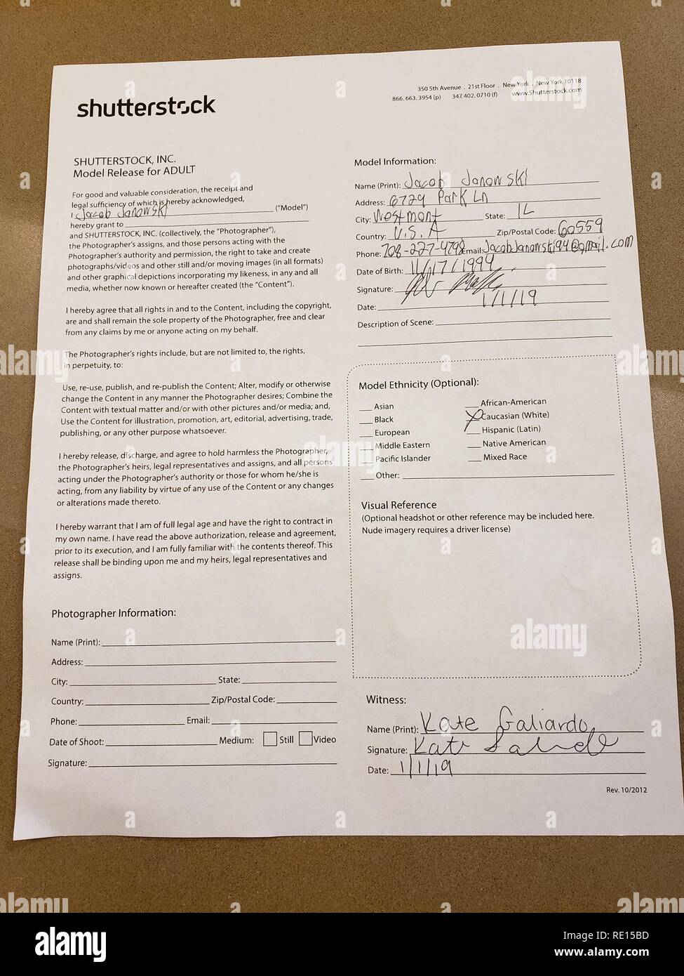 Kletterer Hände halten zwei Griffe über Unter Stockfoto