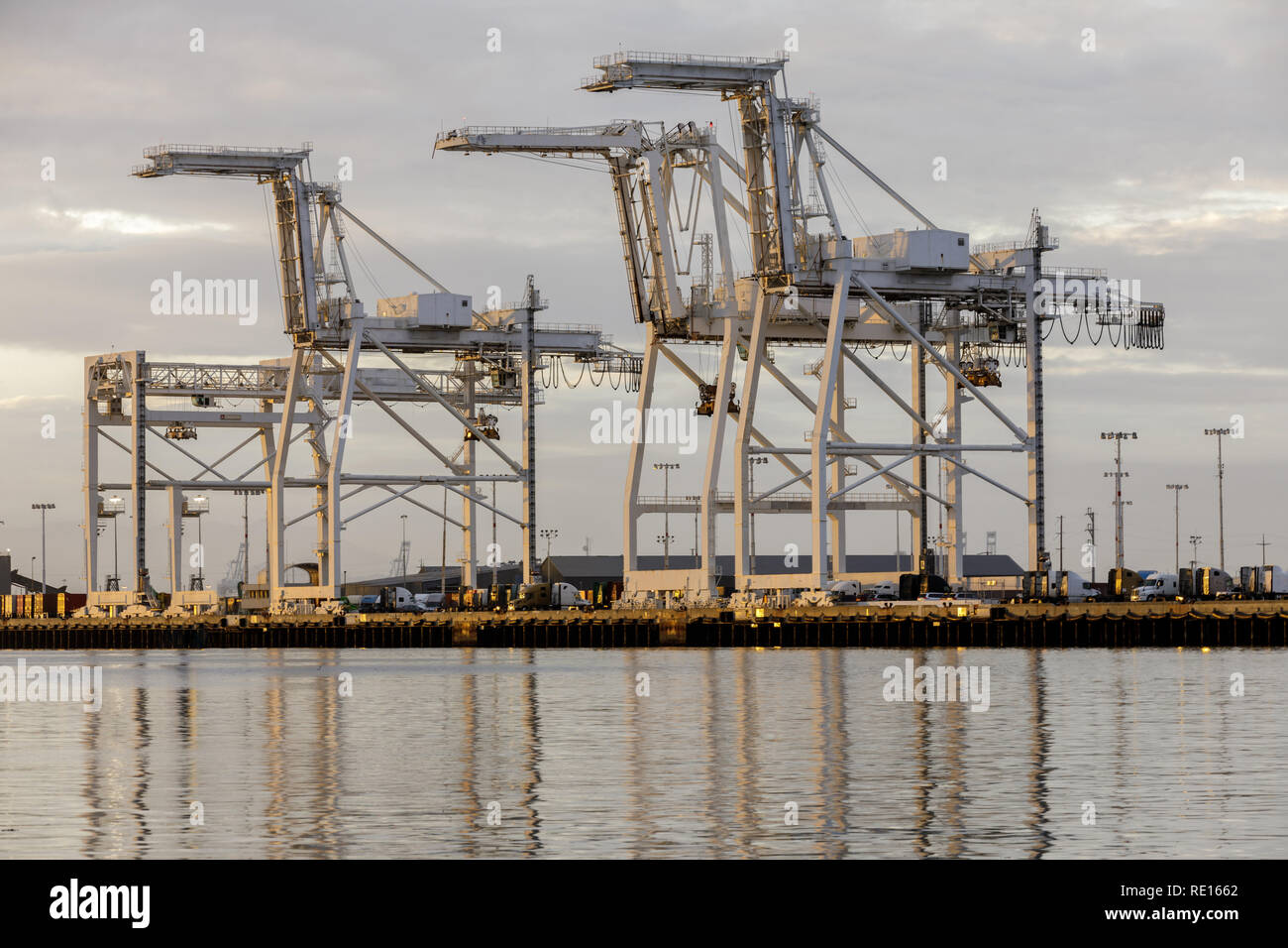 Shipping Container Krane im Hafen von Oakland. Stockfoto