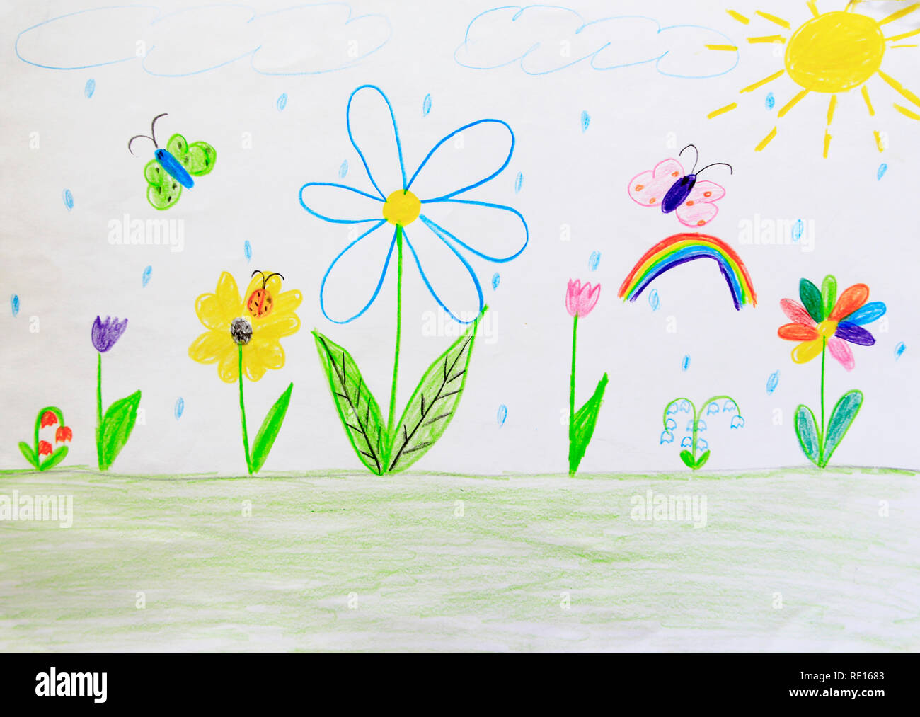 Helle Sommer. Kindische Zeichnung von Clearing mit Blumen Regenbogen und Schmetterlinge. Kindische Art Artwork von Bleistiften gezeichnet. Stockfoto