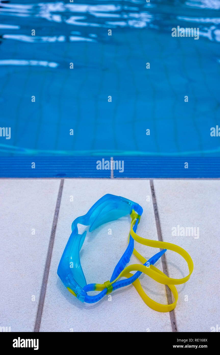 Schwimmbrille am Rand des Pools. Stockfoto