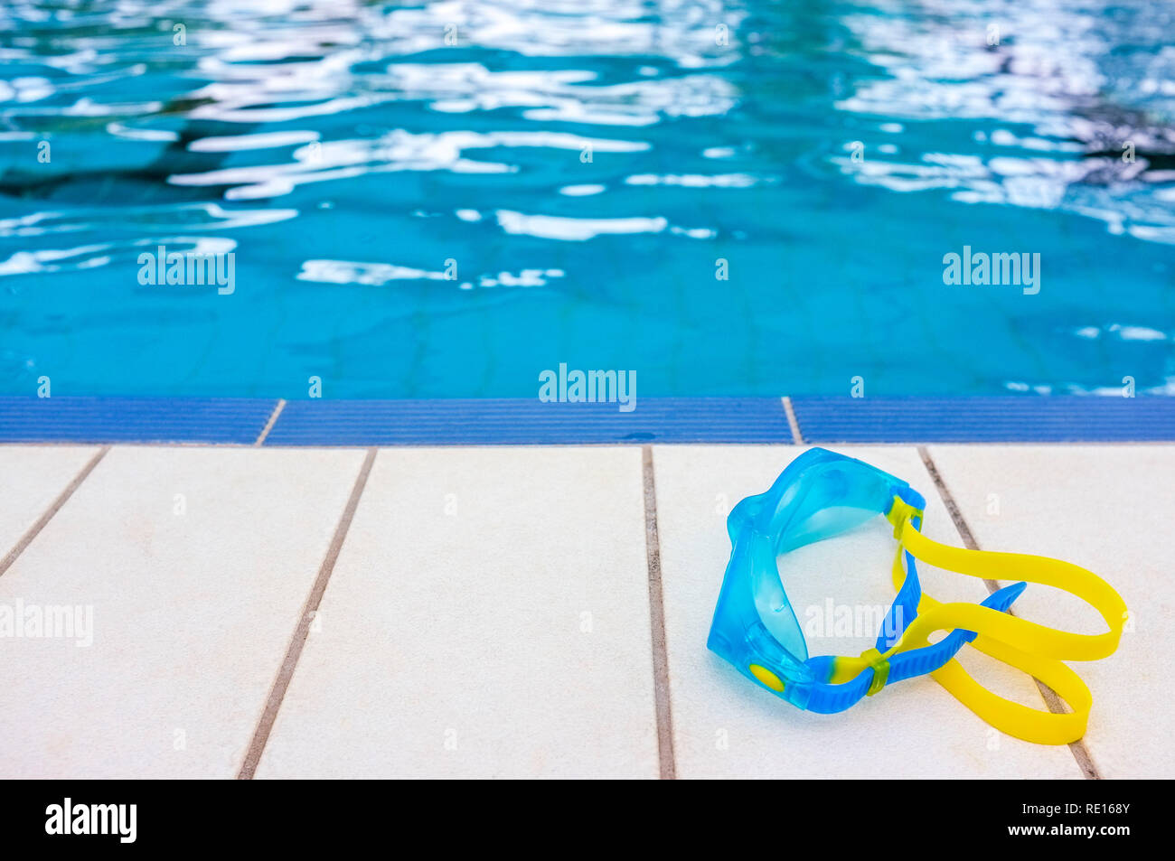 Schwimmbrille am Rand des Pools. Stockfoto
