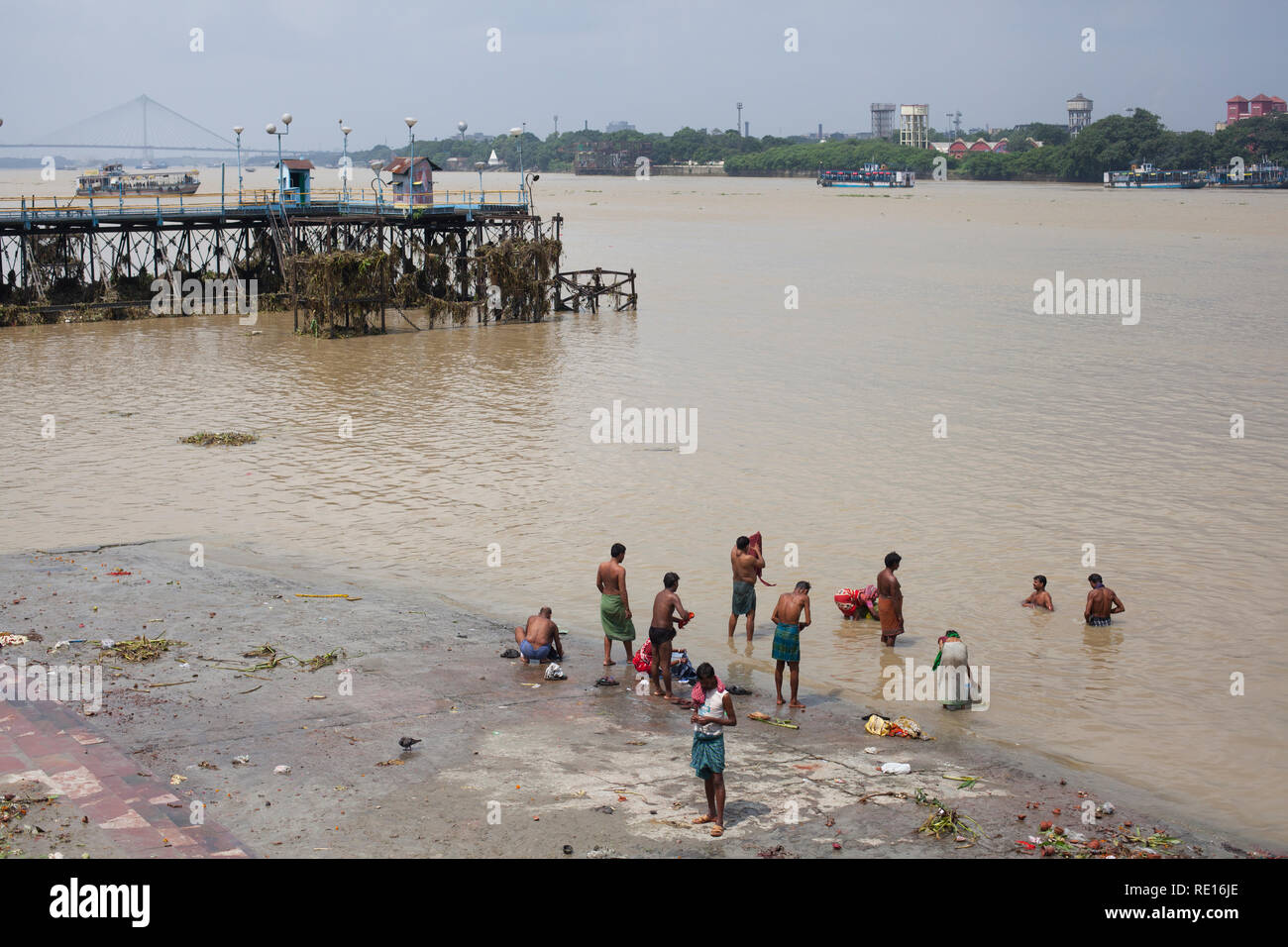 Kolkata/Indien - August 2015: Männer, die ein Bad in der hooghly River. Stockfoto