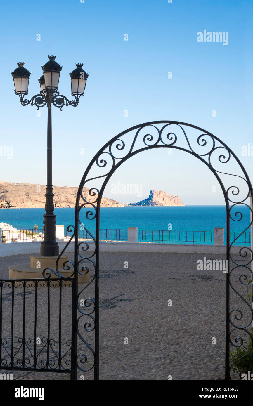 Schaut in den Peñón de Ifach Altstadt von Altea, Costa Blanca, Spanien, Europa Stockfoto