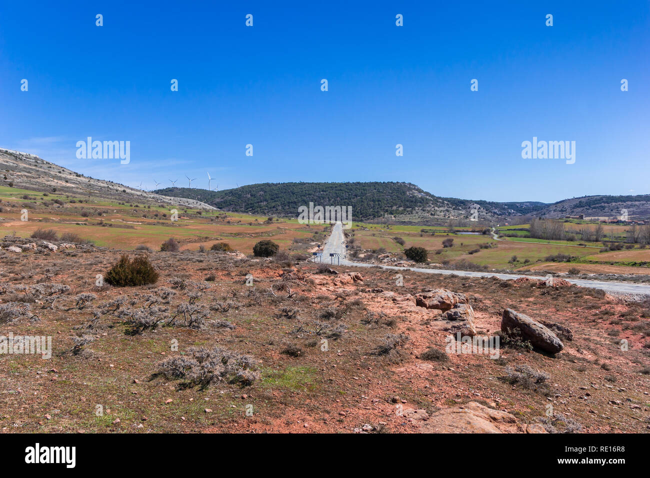 Ländliche Straßen durch die Landschaft von Castilla y Leon in der Nähe von Atienza, Spanien Stockfoto