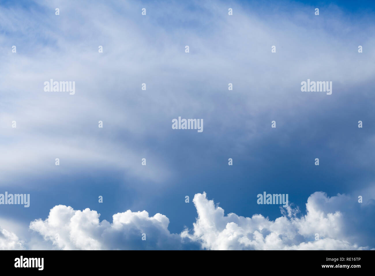 Frisch zubereitet, blauer Himmel mit weißen Fluffy Clouds Stockfoto