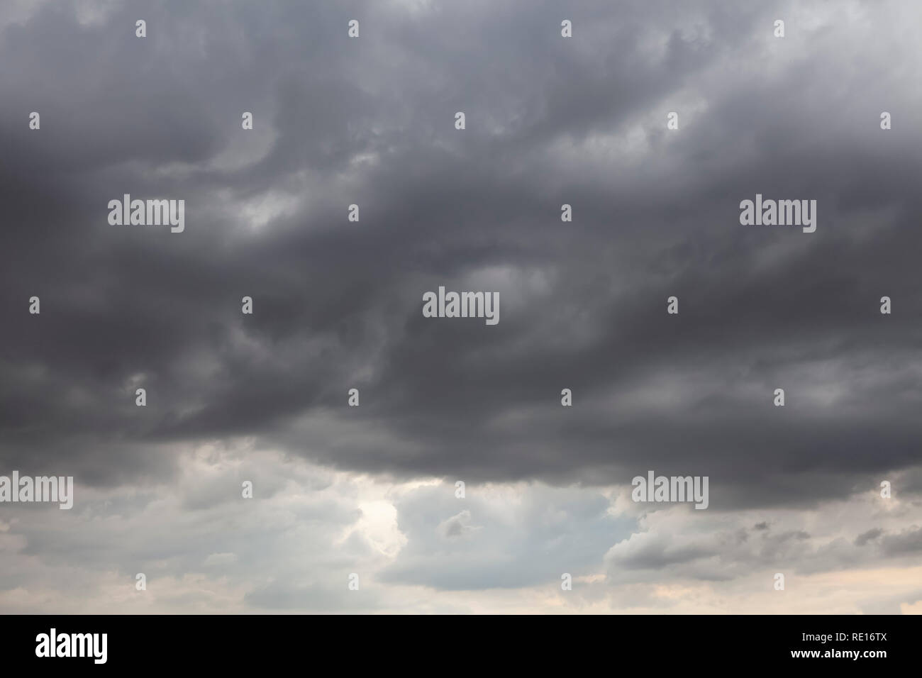 Stürmischen Himmel mit grauen Wolken. Natürliche wetter Hintergrund zeigen mögliche Regen Stockfoto