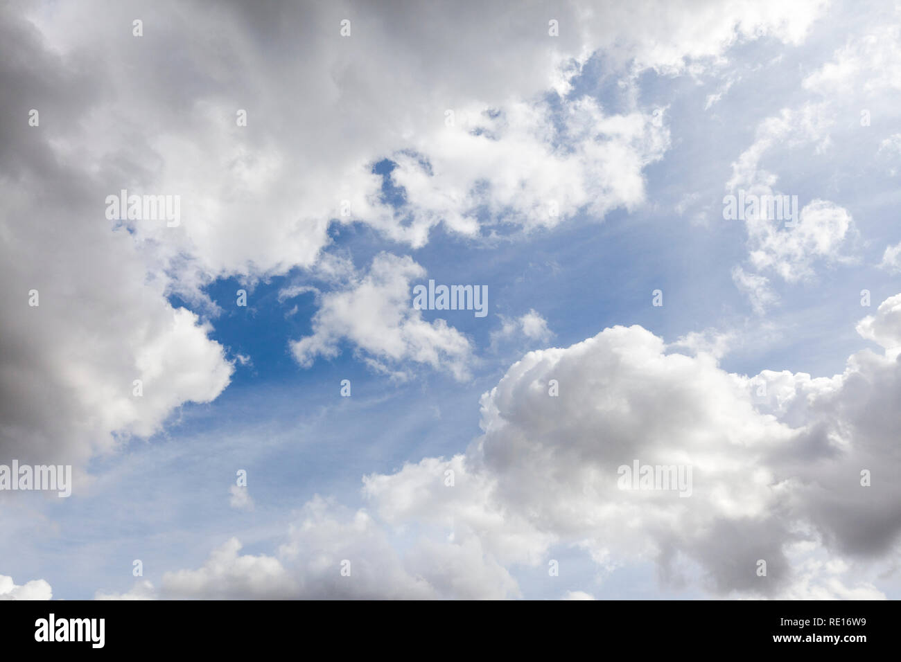 Weiß Sommer Wolken im blauen Himmel Hintergrund Stockfoto