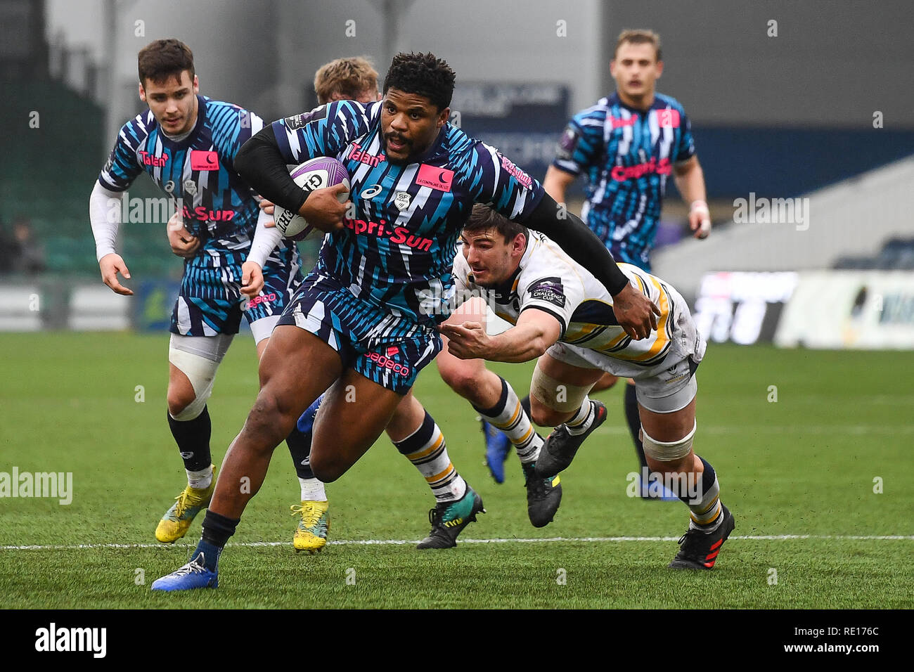 19. Januar 2019, Sixways Stadion, Worcester, England; European Challenge Cup, Worcester vs Stade Francais; Jonathan Danty Stade Francais Paris weicht der Bekämpfung von Sam Lewis von Worcester Warriors Quelle: Craig Thomas/news Bilder Stockfoto