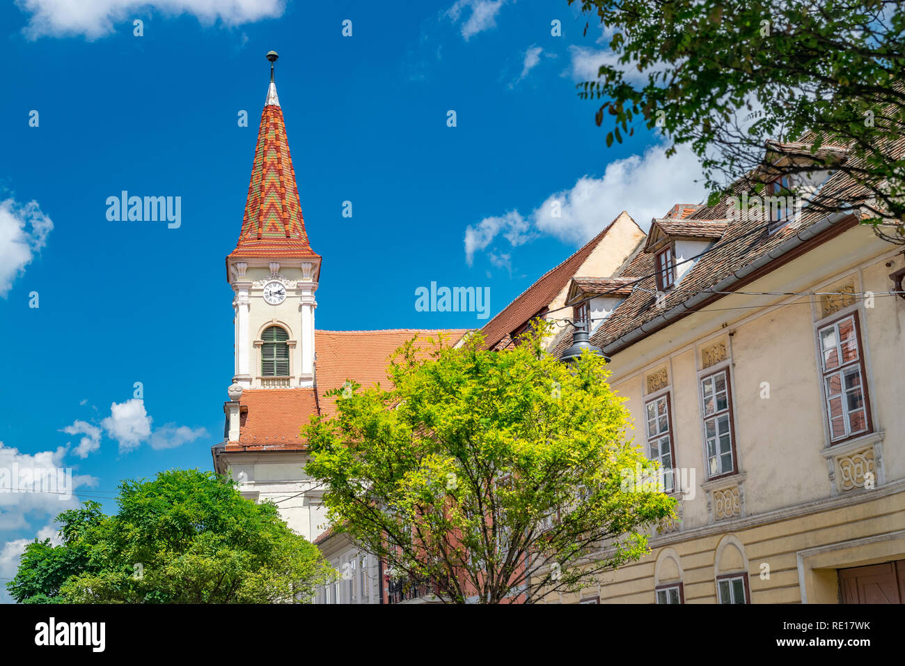 Sibiu, Rumänien - schöne Straße mit Reformierten Kirche an einem sonnigen Sommertag in Hermannstadt, Rumänien. Stockfoto