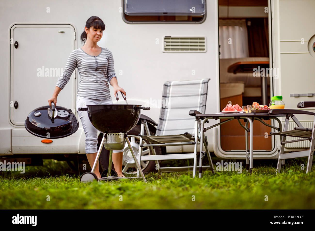 Familienurlaub reisen RV, Urlaub im Reisemobil, Caravan Auto Urlaub. Picknick mit Grill im Freien. Stockfoto