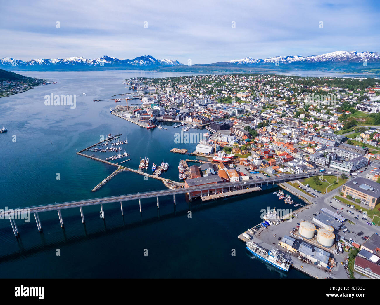 Brücke der Stadt Tromsø, Norwegen Luftaufnahmen. Tromso gilt als die nördlichste Stadt der Welt mit einer Bevölkerung über 50.000. Stockfoto