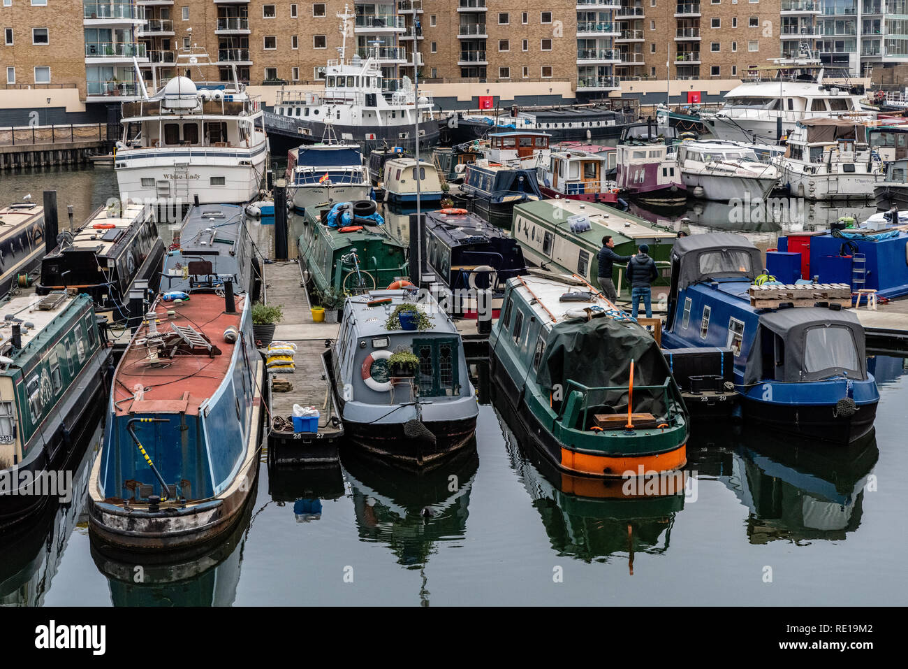 Narrowboats in Limehouse Marina Stockfoto