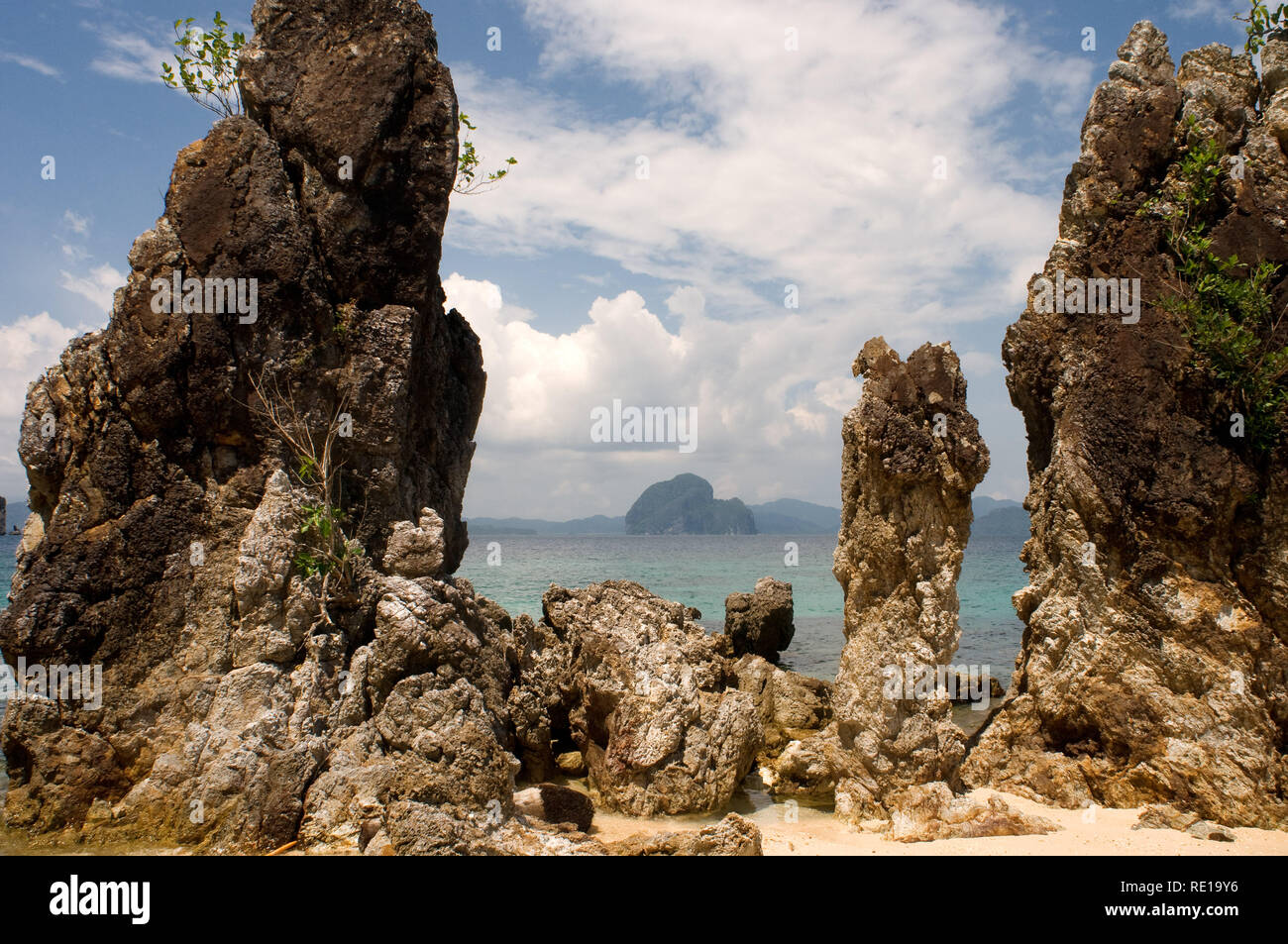Felsen am Ufer der Insel Pangulasian. Palawan Philippinen, Südostasien, Asien Stockfoto