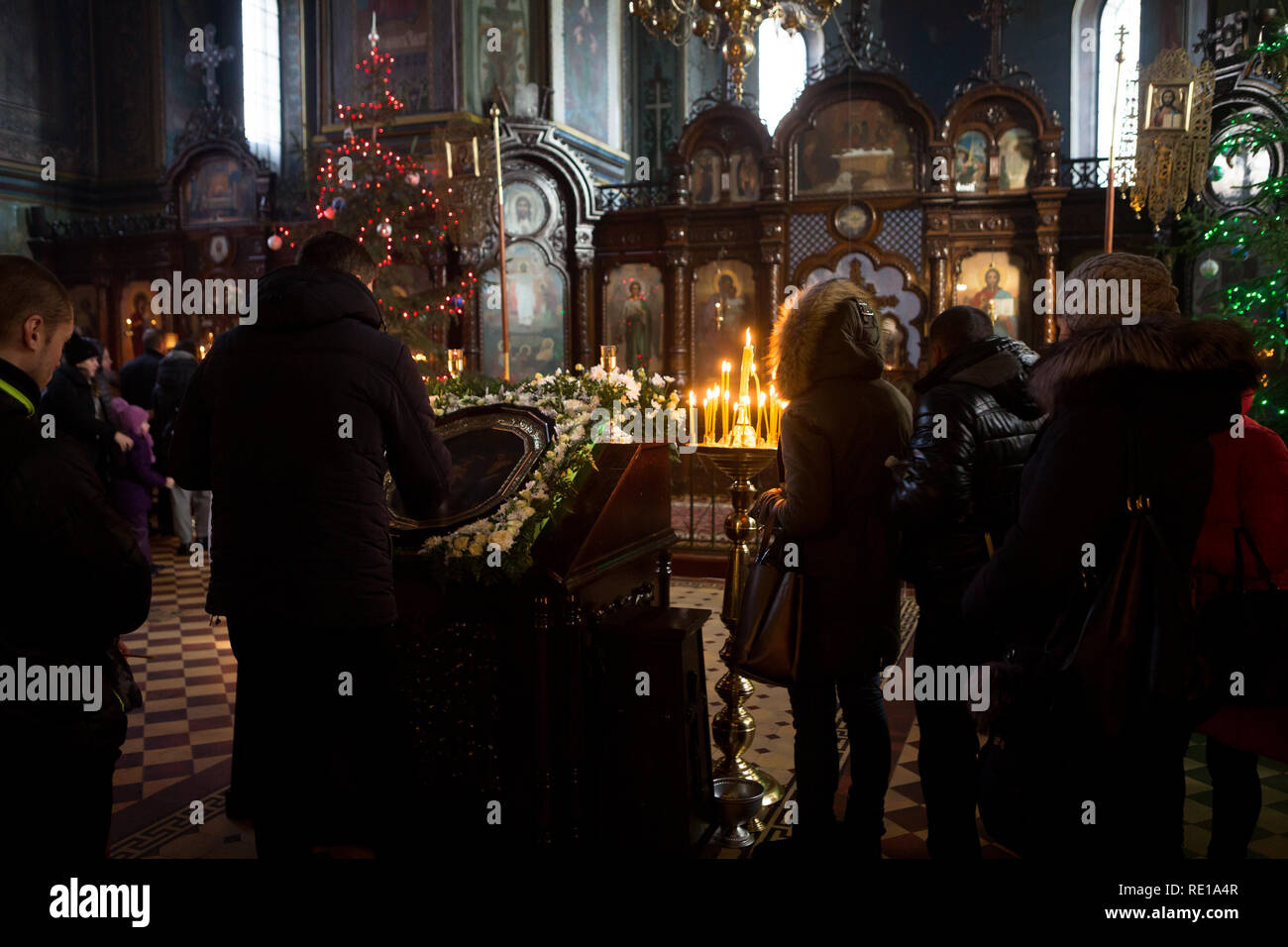 Die Menschen gehen zur Kirche und betet in einer der Orthodoxen Kirchen in Kiew bei der epiphanie Tag Dienst am 19. Januar folgenden alten orthodoxen Tradition Stockfoto
