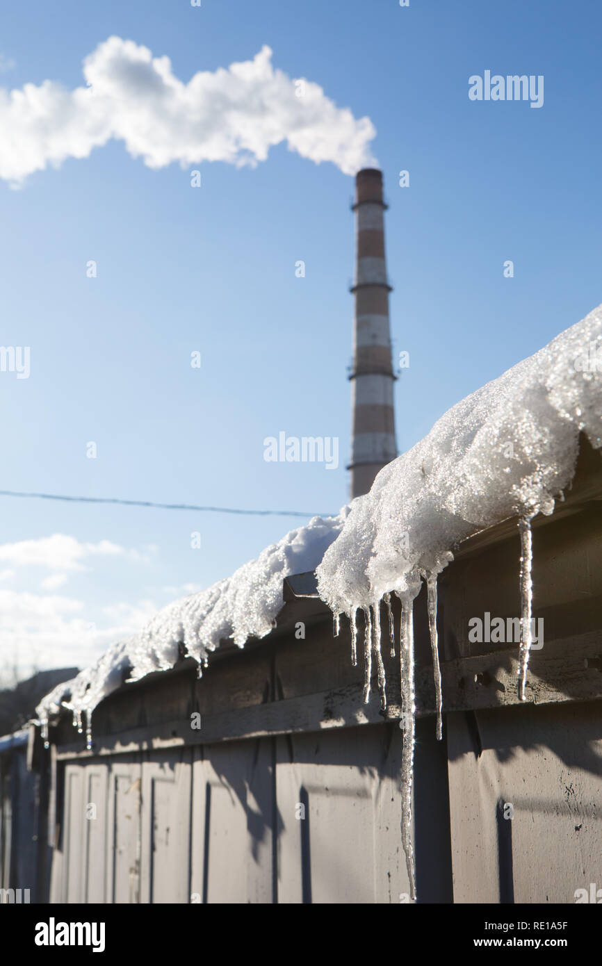 Rauch puffing vom Dienstprogramm Rohr in Kiew am kalten Wintertag, als sowjetische alter Zentralheizung erfordert eine große Menge an Heizöl, Kohle oder nat Gas Stockfoto