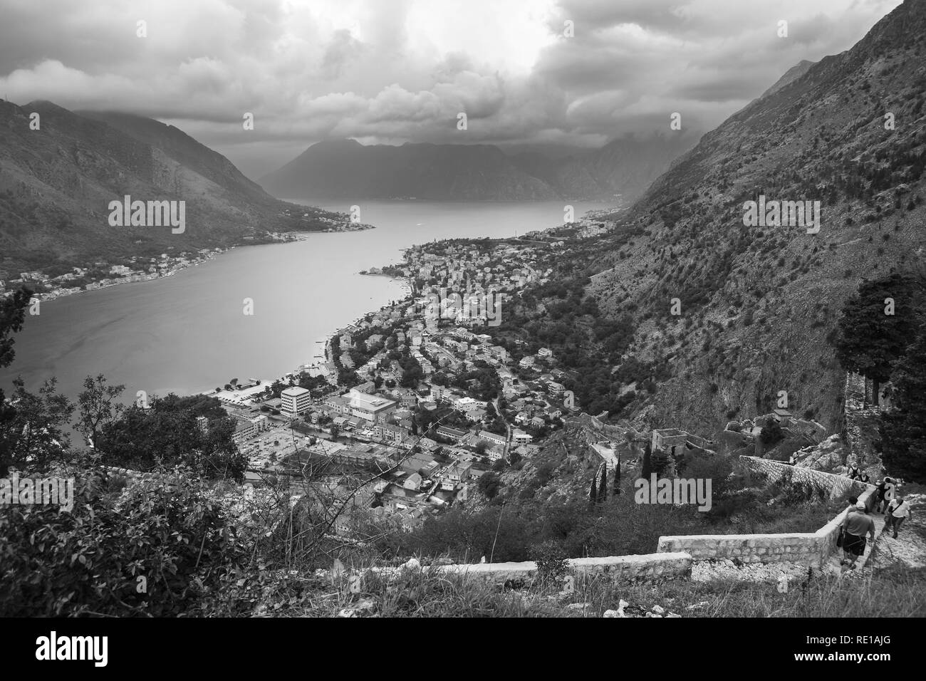 Blick von der St. John's Fort über die Bucht von Kotor, Montenegro. Schwarz und Weiss Stockfoto