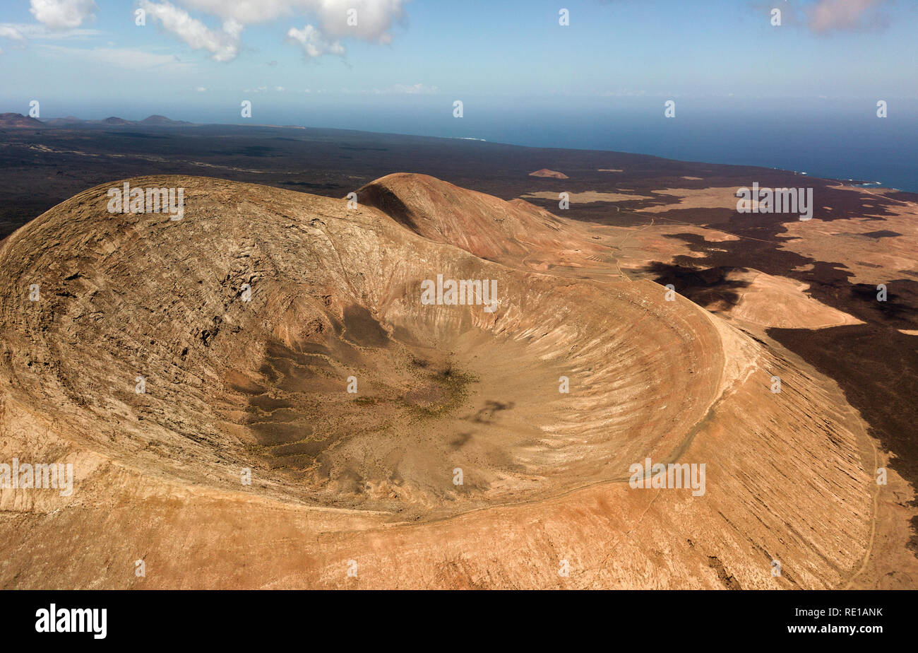 Luftaufnahme von Timanfaya, Nationalpark, Caldera Blanca, Panoramablick auf Vulkane, Berge, Gelände, wilde Natur, Lanzarote, Kanaren, Spanien Stockfoto