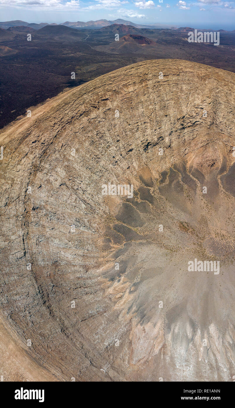 Luftaufnahme von Timanfaya, Nationalpark, Caldera Blanca, Panoramablick auf Vulkane, Berge, Gelände, wilde Natur, Lanzarote, Kanaren, Spanien Stockfoto