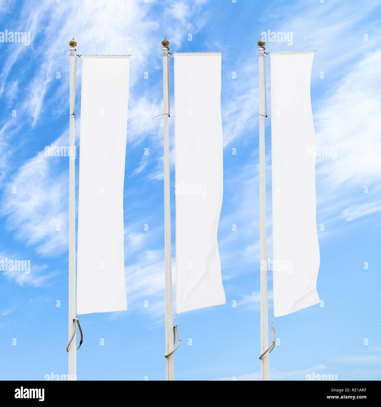 Drei leere weiße Fahnen Fahnenmasten gegen bewölkt blauer Himmel, Corporate Flagge Mockup zu Ad-Logo, Text oder Symbol, Firma Identität Flagge Vorlage Stockfoto