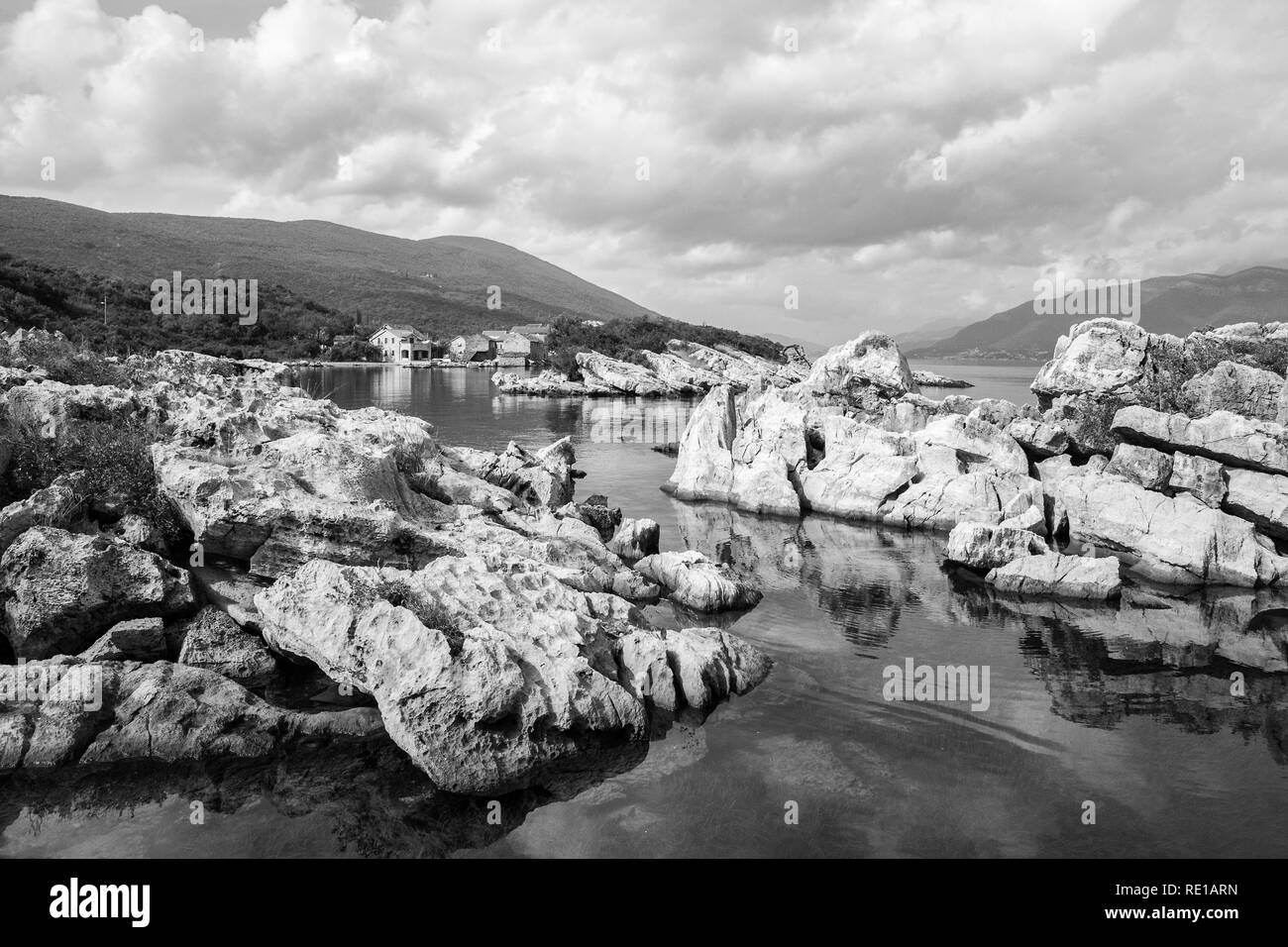 Die schönen kleinen Weiler Bjelila, und die Insel Skolj auf die Bucht von Kotor, Montenegro. Schwarz und Weiss Stockfoto