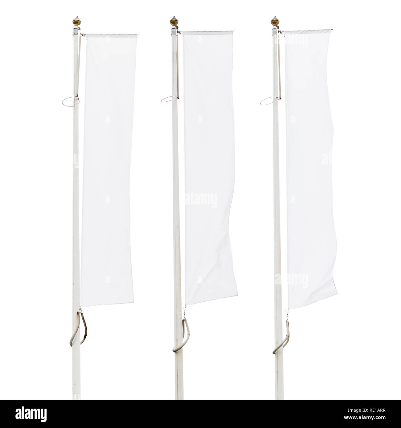 Drei leere weiße Fahnen Fahnenmasten auf weißem Hintergrund, Corporate Flagge Mockup zu Ad-Logo, Text oder Symbol, Firma Identität Flagge Vorlage Stockfoto