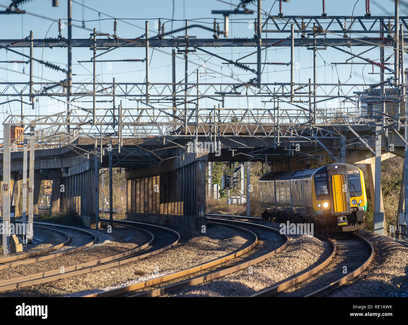 Mit einem London North Western Railway Service von London Euston zu Crewe Klasse 350 119 beginnt seine Reise entlang des Trent Tal Abschnitt der Wcml an Stockfoto