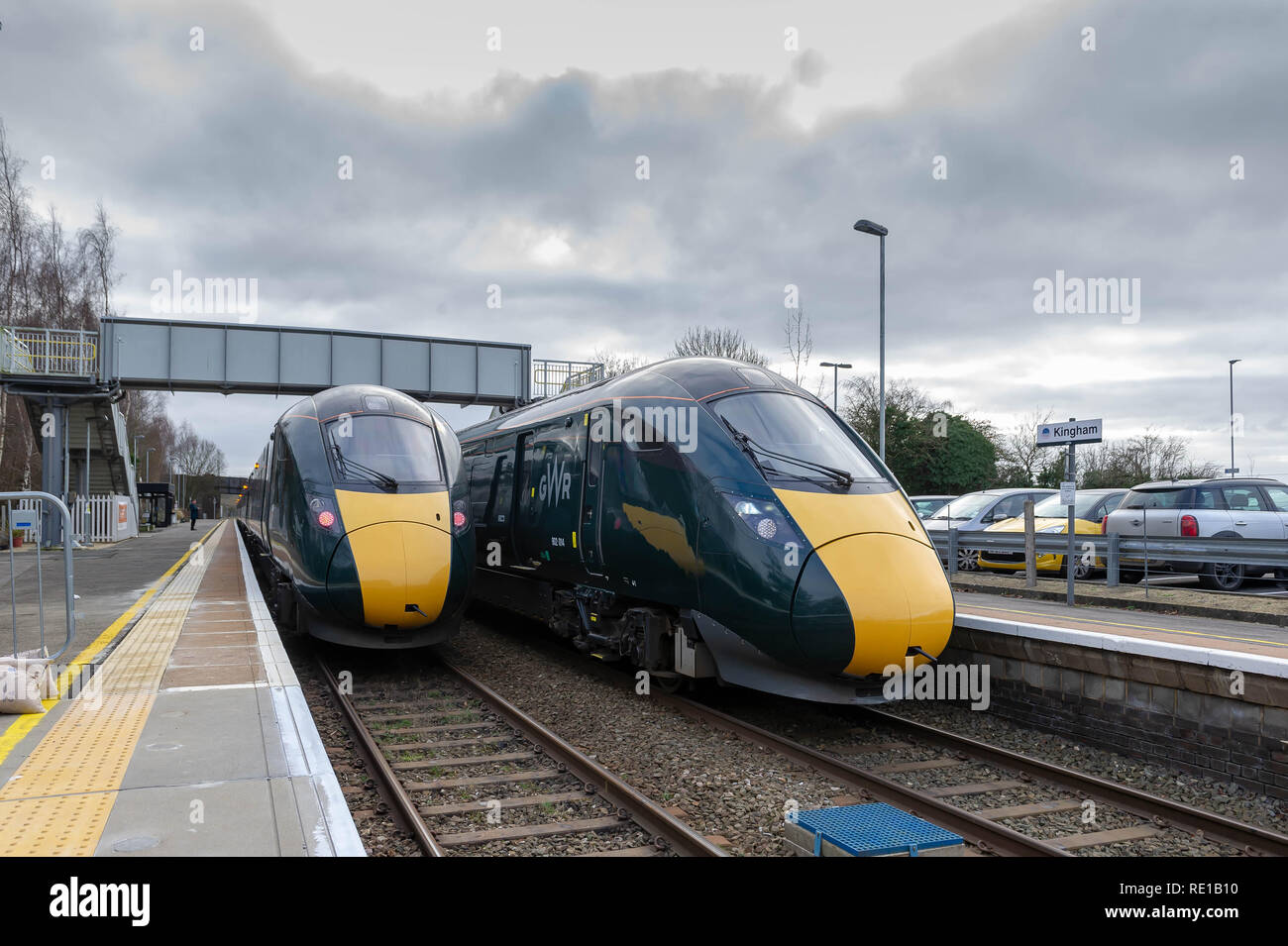 Klasse 800 014 wartet an Kingham mit einem Gwr Service von London Paddington nach Worcester Foregate Street als Klasse 800 006 wartet mit einem Service von Worce Stockfoto