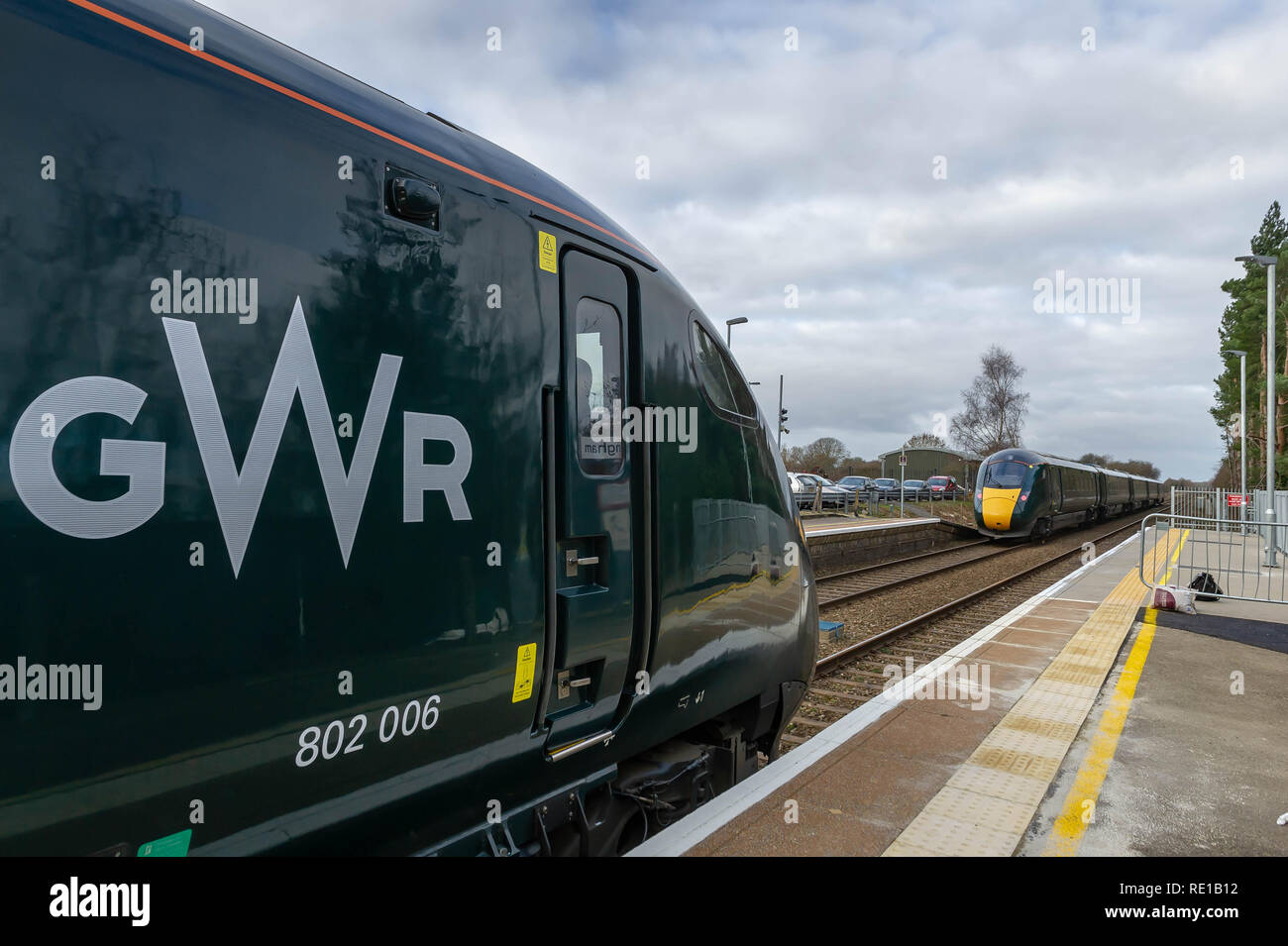 Klasse 800 006 wartet an Kingham mit einem Gwr zur Londoner Paddington als Klasse 800 014 Blätter mit einem Service nach Worcester Foregate Street am 14. Janua Stockfoto