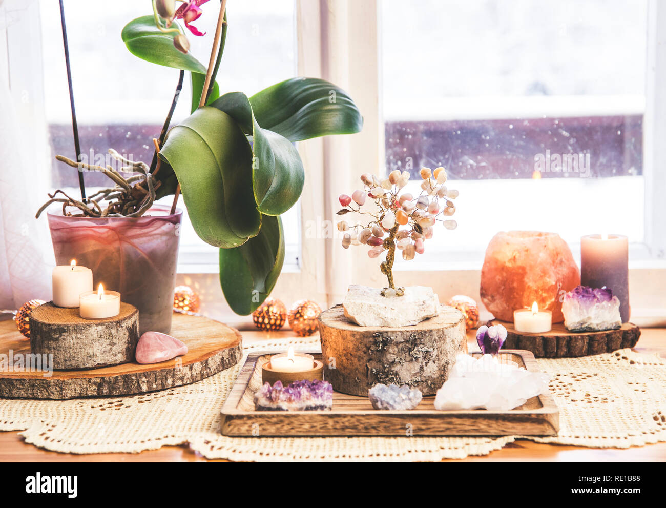 Feng Shui Thema Natur Altar zu Hause Tisch und auf der Fensterbank. Element Erde (Rock crystal Cluster), Holz (Holz-Scheiben), Element Feuer (Kerzen Stockfoto