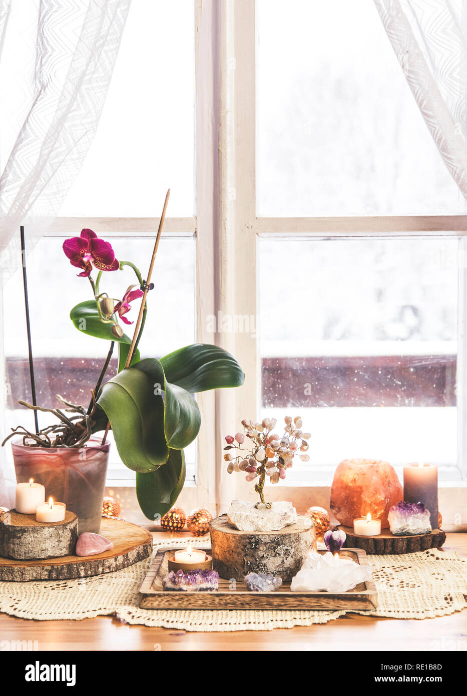 Feng Shui Thema Natur Altar zu Hause Tisch und auf der Fensterbank. Element Erde (Rock crystal Cluster), Holz (Holz-Scheiben), Element Feuer (Kerzen Stockfoto