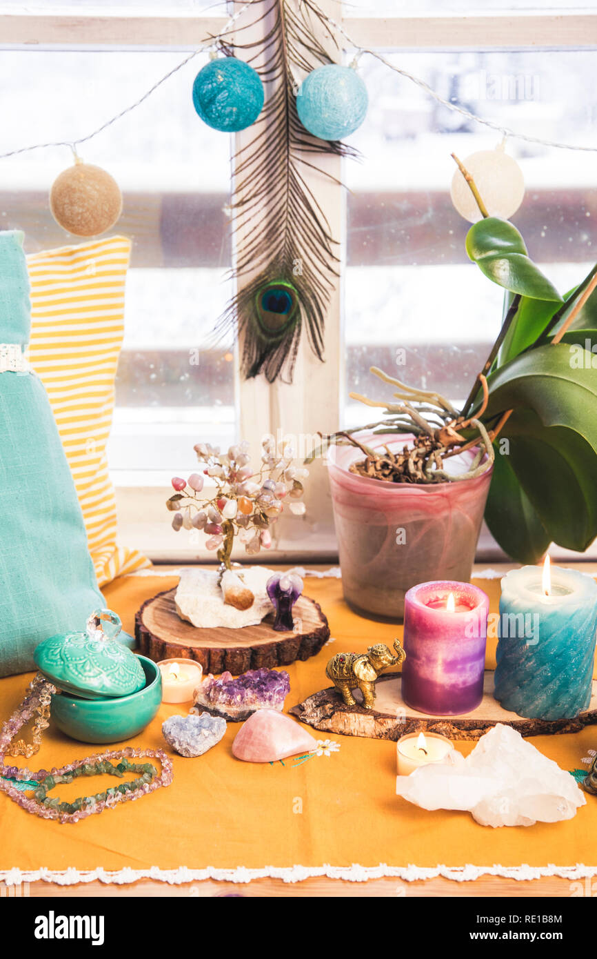 Feng Shui Altar zu Hause im Wohnzimmer oder Schlafzimmer. Gewinnung von Reichtum und Wohlstand. Crystal Cluster, Kabel Baum mit Edelsteinen, goldener Budda Stockfoto