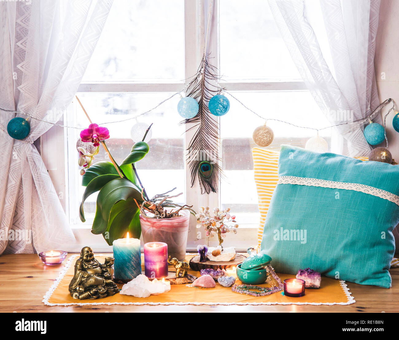 Feng Shui Altar zu Hause im Wohnzimmer oder Schlafzimmer. Gewinnung von Reichtum und Wohlstand. Crystal Cluster, Kabel Baum mit Edelsteinen, goldener Budda Stockfoto