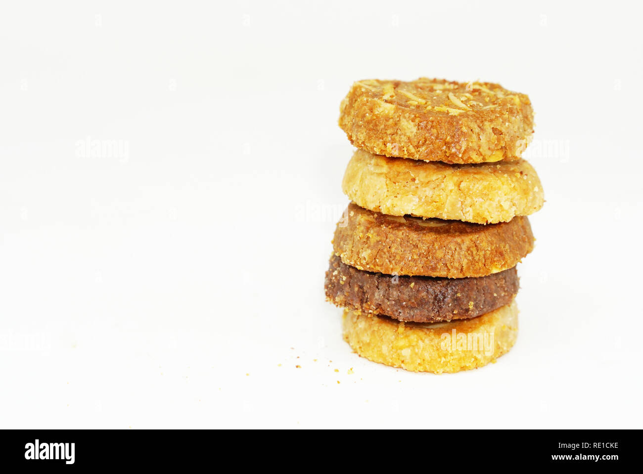 Stapel von Ingwer Cookies auf weißem Hintergrund Stockfoto