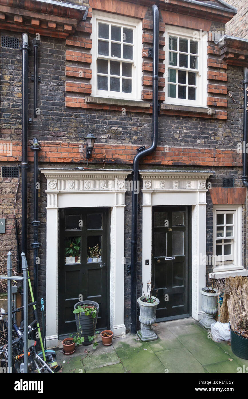Gough Square in der Innenstadt von London, UK. Dr. Johnson's House, der Heimat der berühmten 18c Lexikograph, Gelehrter und Witz Samuel Johnson. Der Kurator Haus Stockfoto