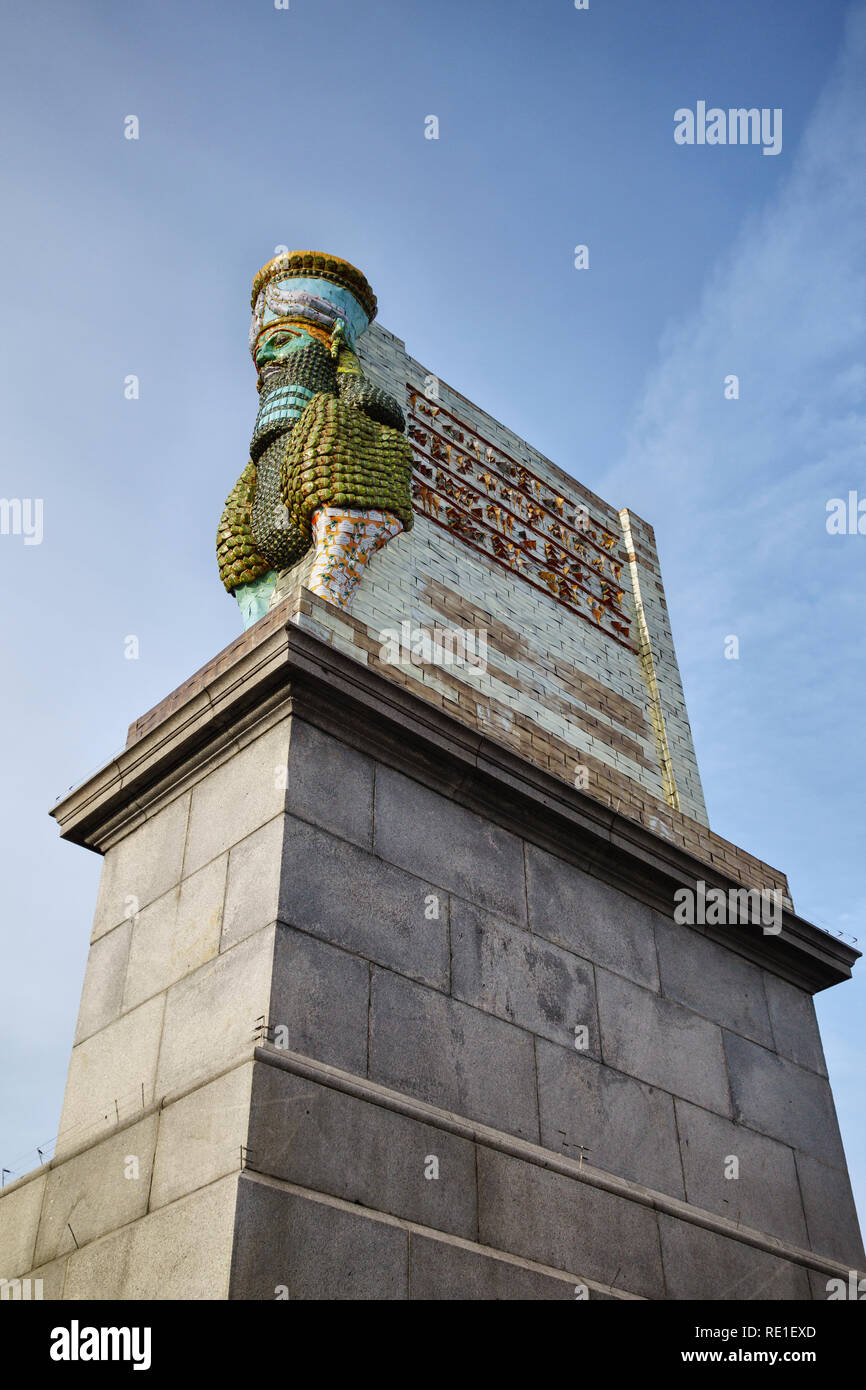 Trafalgar Square in London. Der unsichtbare Feind sollte nicht existieren, Skulptur von Michael Rakowitz. Es bezieht sich auf einen alten assyrischen Statue von ISIS zerstört Stockfoto