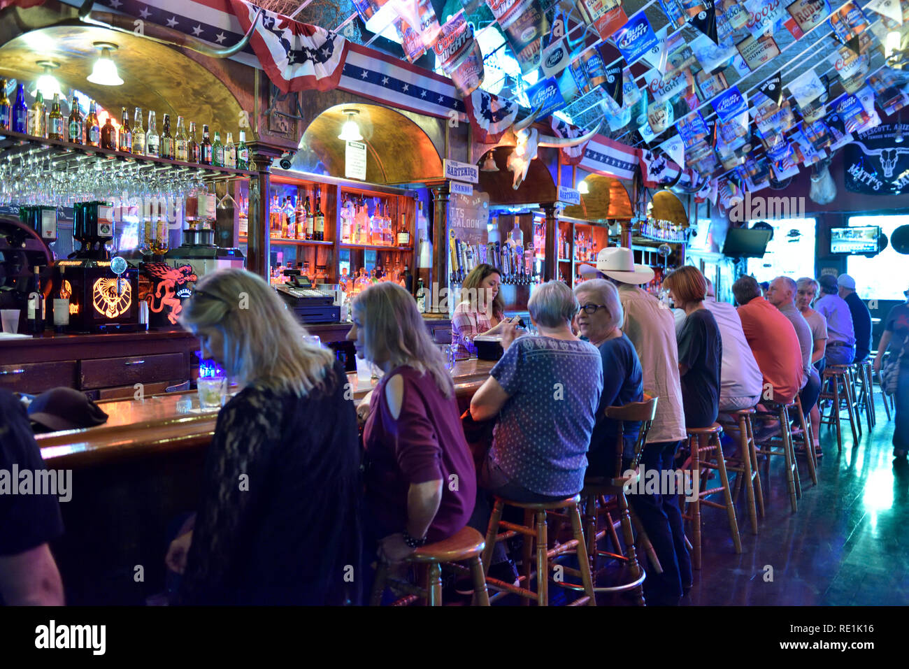 Im westlichen Stil alten Saloon Bar in Prescott, Arizona mit Leute an der Bar, Arizona, USA Stockfoto