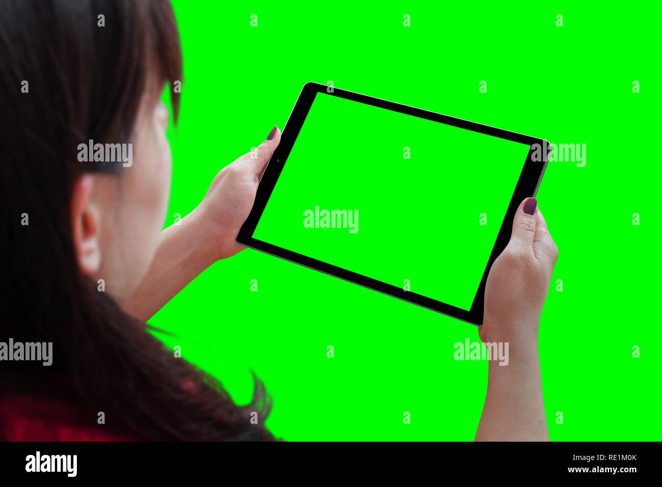 Frau mit Tablet mit isolierten Bildschirm in horizontaler Position. In grün isoliert, Chroma Key. Stockfoto