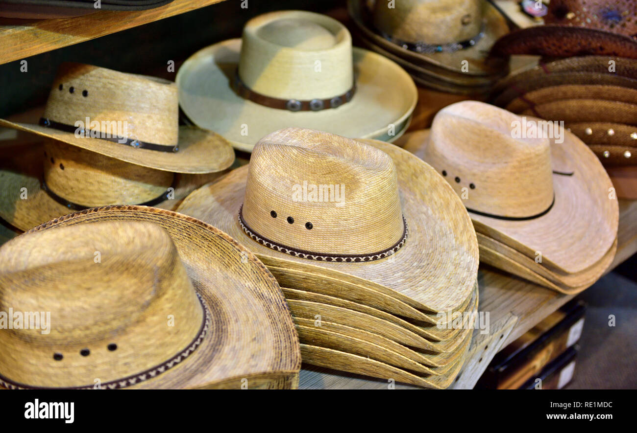 Amerikanischen Western mit breiter Krempe 'Cowboy' Stil Hüte auf der Anzeige für den Verkauf im Shop, Arizona Stockfoto