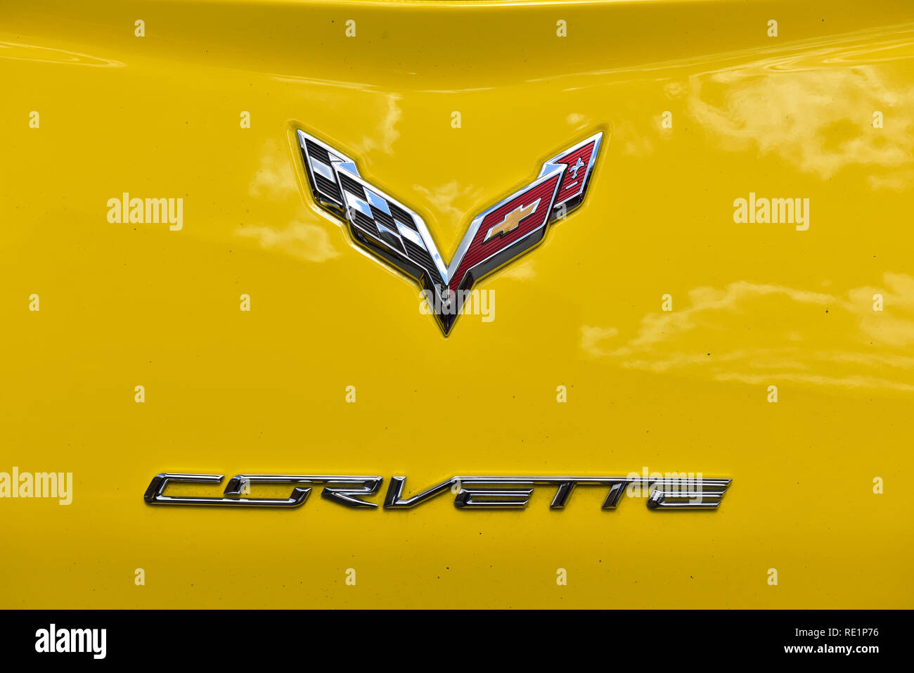 Chevrolet Corvette Logo auf gelbe Corvette Stockfoto