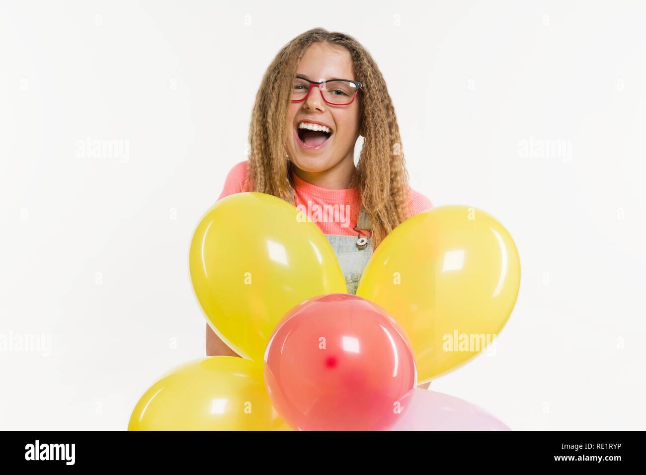 Gerne Party girl Teenager 12-13 Jahre alt mit Luftballons. Weißer Hintergrund Stockfoto