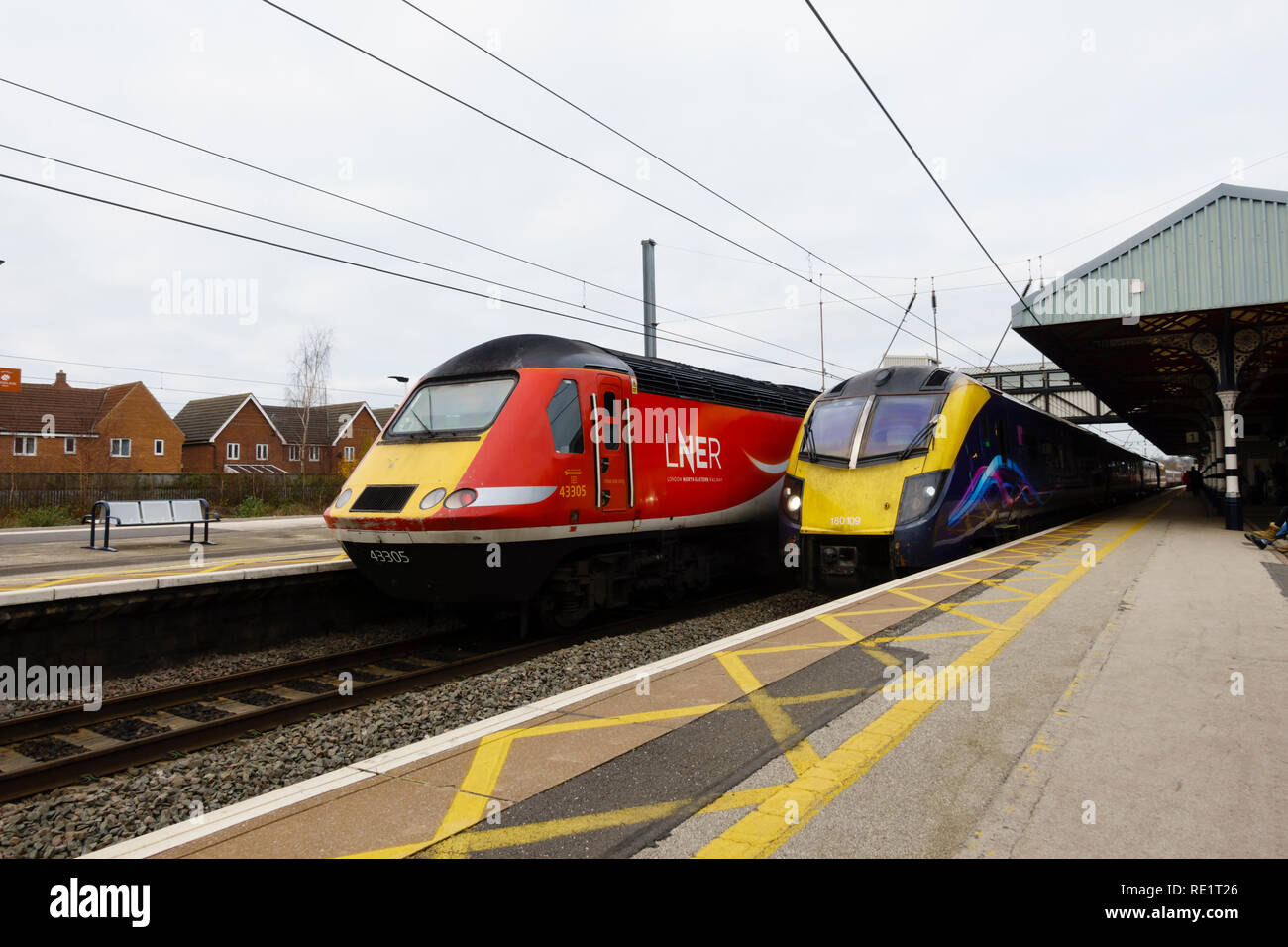 LNER Klasse 43, 43305, und Erste Hull Trains, Klasse 180 Adelante am Bahnsteig warten, Bahnhof Grantham, Lincolnshire, England Stockfoto