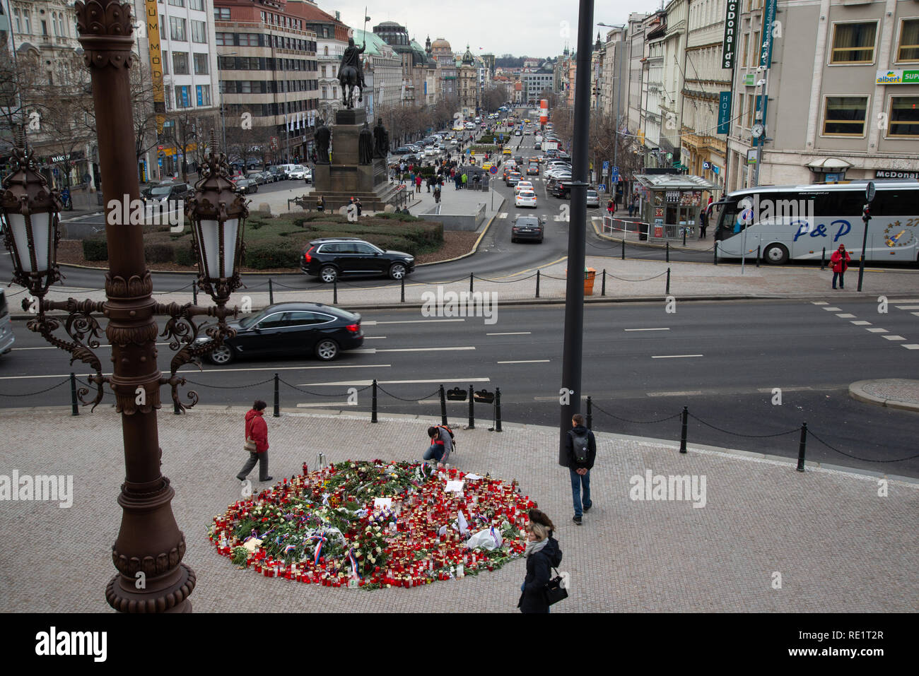 Wenzelsplatz Prag 17 Jan 2019: Blumen 50 Jahre gedenken seit Jan Palach selbstverbrennung. Am nächsten Tag ein Mensch sich auf Feuer an der gleichen Stelle gesetzt. Stockfoto
