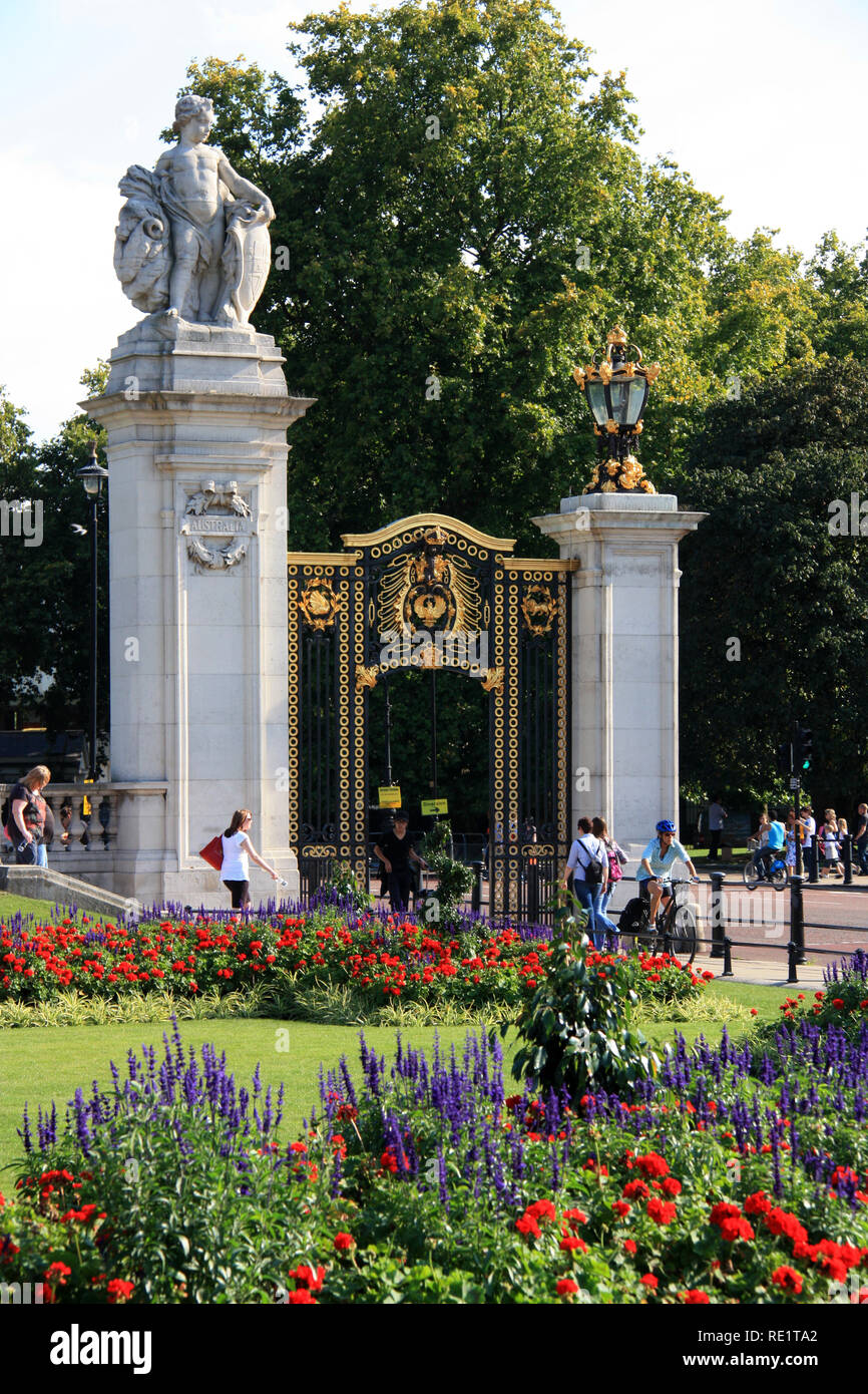 Australien Tor mit königlichen Wappen in einem Garten auf dem Gelände des Buckingham Palace, London, Vereinigtes Königreich Stockfoto